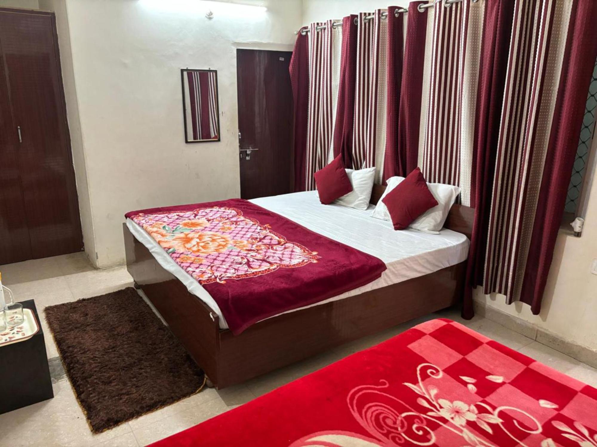 Goroomgo Varanasi Paradise Varanasi - Parking & Restaurant Available - Perfect Location And Comfortable Room Exterior foto
