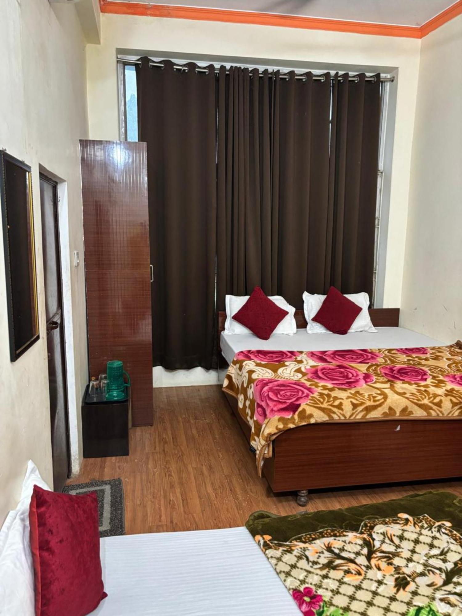 Goroomgo Varanasi Paradise Varanasi - Parking & Restaurant Available - Perfect Location And Comfortable Room Exterior foto