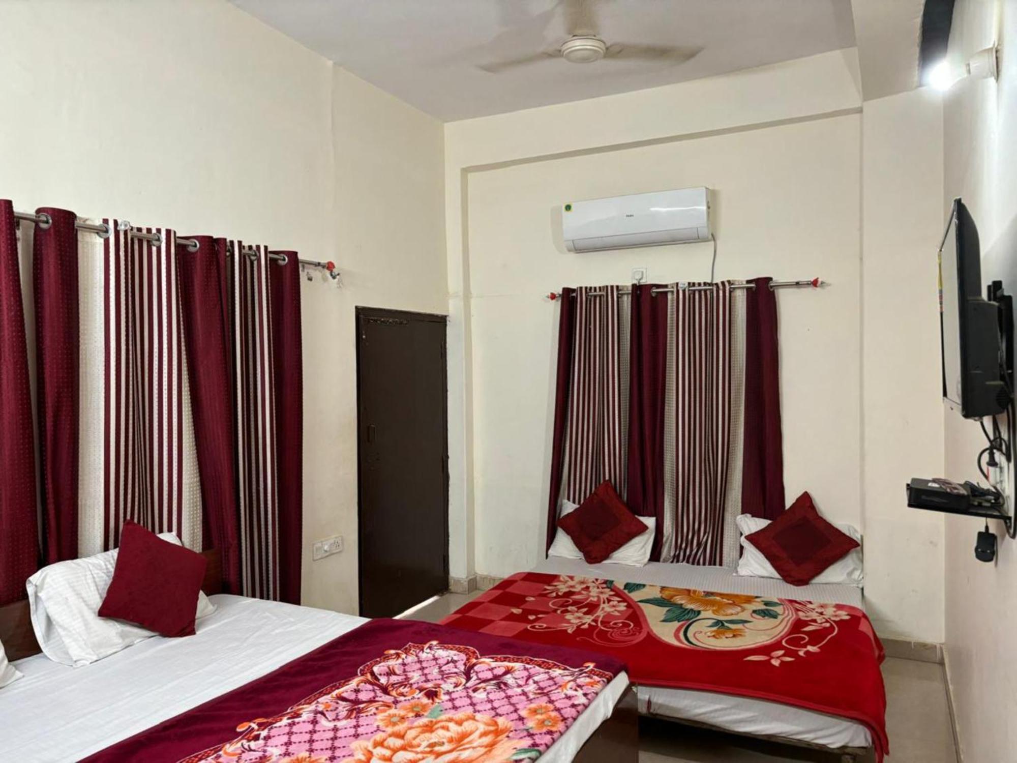 Goroomgo Varanasi Paradise Varanasi - Parking & Restaurant Available - Perfect Location And Comfortable Room Exterior foto