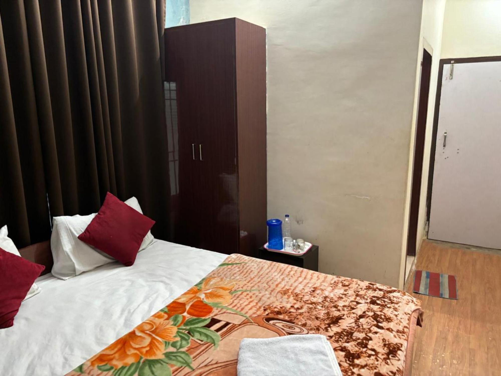 Goroomgo Varanasi Paradise Varanasi - Parking & Restaurant Available - Perfect Location And Comfortable Room Exterior foto